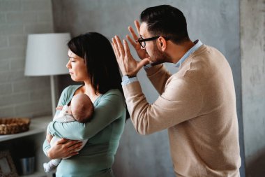Stresli çift tartışıyor ve evlilik sorunları yaşıyor. İlişkilerde anlaşmazlık, mali sorunlar, doğum sonrası depresyon yaşayan bir çift. Evlilik sorunları, boşanma kavramı.