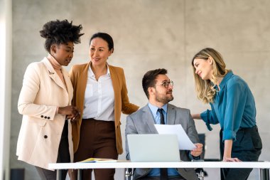 Çok ırklı başarılı iş adamlarının portresi, iş sırasında kurumsal ofiste birlikte çalışmak, konuşmak..