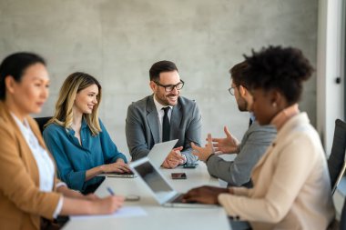 BT 'nin resmi şirket kurma toplantısı. Takım lideri meslektaşlarıyla yeni yaklaşımları ve fikirleri tartışıyor ve beyin fırtınası yapıyor. Girişimcilik ve girişimcilik kavramı.