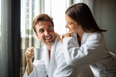 Sağlık haftasonunun ve kaplıcanın tadını çıkaran bir çift. Mutlu erkek ve kadın birlikte rahatlıyor ve kaliteli zaman geçiriyorlar.