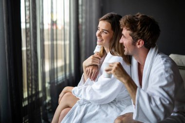 Mutlu, genç bir çift sağlıklı spa merkezinin tadını çıkarıyor. İnsanlar hafta sonunun, tatilin ve aşkın tadını çıkarıyorlar..