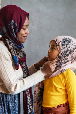 Arap Müslüman aile, anne ve çocuk evde vakit geçiriyorlar. Halk dini kavramı.
