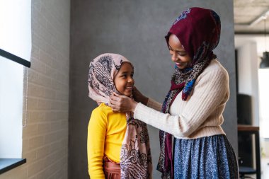 Arap Müslüman aile, anne ve çocuk evde vakit geçiriyorlar. Halk dini kavramı.