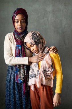 Arap Müslüman aile, anne ve çocuk evde vakit geçiriyorlar. Halk dini kavramı.