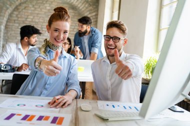 Çok uluslu iş adamlarından oluşan bir grup kendilerini iş eğitiminde geliştiriyor, ofiste buluşuyorlar. İş başarısı eğitimi çeşitli insanlarla tanışma konsepti.