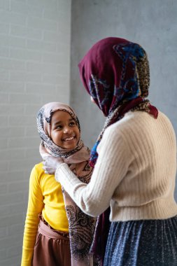Müslüman yalnız ebeveyn. Mutlu anne ve çocuk birlikte evde