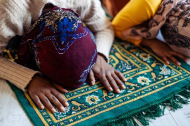 Müslüman aile duası. Dua etmek ve öğretmek, çocuk ve yetişkin birlikte dua etmek.