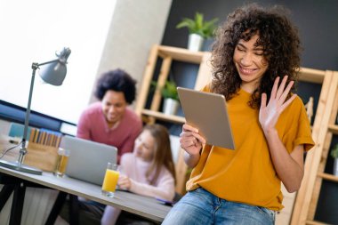 Çevrimiçi çalışma için dijital cihazlar kullanan mutlu çoklu etnik aile portresi. E-öğrenme, mutlu insanlar konsepti