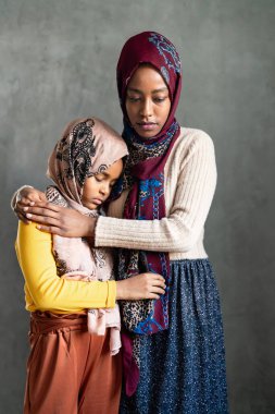 Müslüman yalnız ebeveyn. Evde bir anne ve çocuğun portresi. İnsanlar din kavramı.