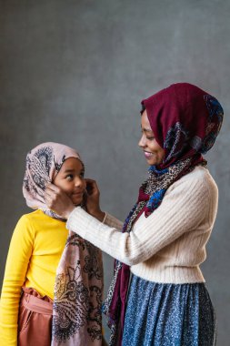 Müslüman yalnız ebeveyn. Evde bir anne ve çocuğun portresi. İnsanlar din kavramı.