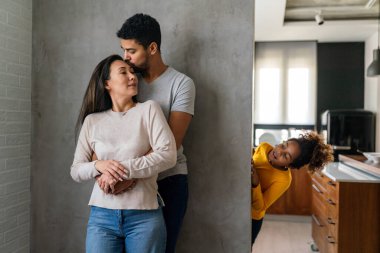 Çok ırklı çift birlikte vakit geçirir, sarılır ve gülümserler. İnsanlar mutluluk kavramını sever