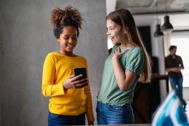Çoklu etnik çeşitlilikte mutlu çocukların portresi, kız arkadaşının evde konuşup eğlenmesi. Çocuk mutluluğu kavramı