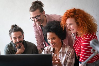 Proje ve programlama üzerine çalışan yazılım mühendisleri. Probleme çözüm bulmak için takım olarak çalışan başlangıç iş grubu