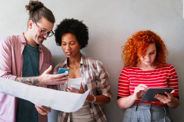 Mühendisler proje türlerinin yapısal analizi ve planları üzerinde çalışmalara yardım ediyorlar..
