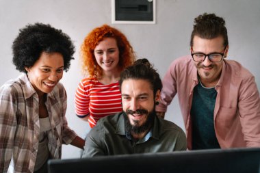 Meta evrende dijital kod yazan ve internette birlikte çalışan programcılardan oluşan bir ekip. Bir grup web tasarımcısı ofiste bir siber güvenlik web sitesi, uygulama veya yazılım geliştiriyor