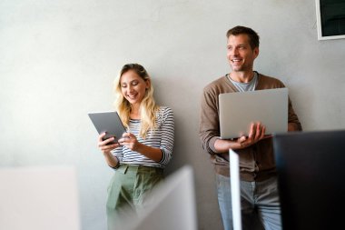 Yazılım mühendisleri şirkette proje ve programlama üzerinde çalışan insanlar. İş adamları konsepti