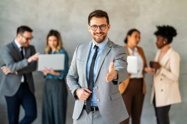 Dijital cihazları olan başarılı çok ırklı iş adamlarının portresi. Başlangıçta çeşitli iş adamları bir arada duruyorlar.