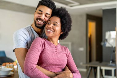 Mutlu gülümseyen Afro-Amerikan çiftin portresi.