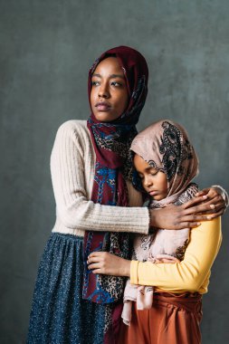 Geleneksel siyah Müslüman annenin kız çocuğuyla portresi. İnsanlar, aile, din kavramı