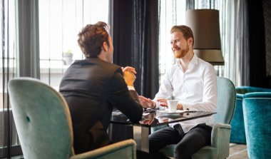 İş adamları, iş arkadaşları kahve molasında iş görüşmesi yapıyorlar. İş yemeği, iş adamları konsepti