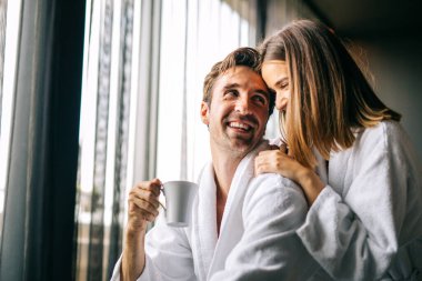 Genç ve güzel bir çift SPA merkezinde eğleniyor ve dinleniyor. İnsanlar hafta sonunun, tatilin ve aşkın tadını çıkarıyorlar..