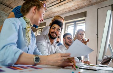 Modern ofis projesinde işbirliği yapan çok ırklı bir grup genç iş adamı. Genç ve başarılı girişimciler takım olarak çalışıyor..