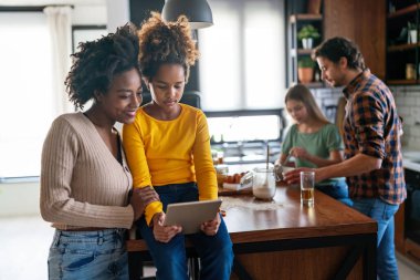 Karı, koca, çocuklar, büyükbaba ve büyükanneyle birlikte yemek yerken çok ırklı mutlu olun.