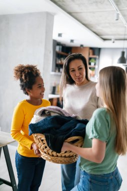 Mutlu karışık ırk aile yaşam tarzı, ev işleri, ev işleri