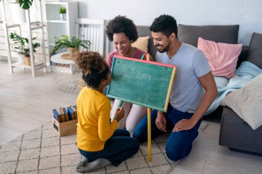 Çok ırklı siyahi aile çocuğu mutlu etmeyi öğretiyor. Evde eğitim aile kavramı