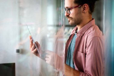 Yazılım, kodlama ve tabletteki kadın veri analizi ve dijital teknoloji düşünüyor. Programcı veya IT kişi programlama ve siber güvenlik araştırması