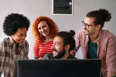 Proje ve programlama üzerine çalışan yazılım mühendisleri. Probleme çözüm bulmak için takım olarak çalışan başlangıç iş grubu.