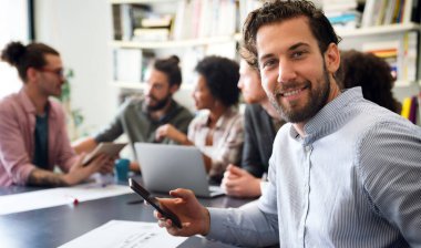 Çok ırklı yazılım geliştiricilerinden oluşan bir ekip bir yapay zeka projesini tartışıyor. Meslektaşlar dijital e-ticaret girişimi üzerinde çalışırlar