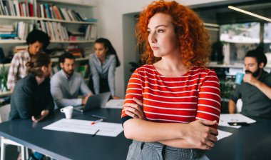Ofisteki çeşitli çalışanlar yeni projeleri için yeni fikirleri tartışırken beyin fırtınası sırasında eğleniyorlar. Yönetim kurulundaki çok ırklı iş arkadaşları brifingde fikir alışverişinde bulundular..