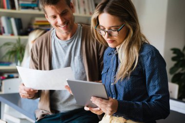Modern ofis projesinde işbirliği yapan çok ırklı bir grup genç iş adamı. Genç ve başarılı girişimciler takım olarak çalışıyor..