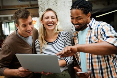 Bir grup başarılı, çoklu etnik çeşitliliğe sahip iş adamı toplantıda takım olarak çalışıyor. Finans mimarı tasarım konsepti