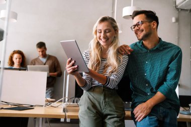 Modern ofis projesinde işbirliği yapan çok ırklı bir grup genç iş adamı. Genç ve başarılı girişimciler takım olarak çalışıyor..