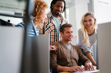 IT şirketinde çalışan programcılar uygulama geliştiriyorlar. İş insanları teknoloji kavramı