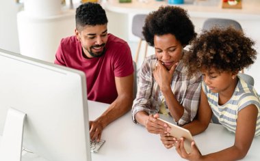 Teknolojik cihazlara takıntılı mutlu Afro-Amerikan ailesi dijital tablet, bilgisayar, akıllı telefonlar kullanıyor. İnternet sitesi, iş, eğitim ve internet üzerinden okuma, film veya bir mim için teknoloji