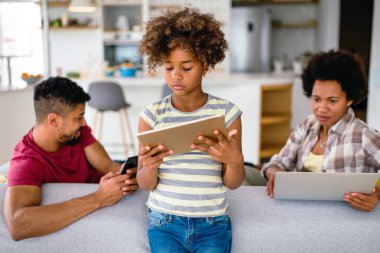 Teknolojik cihazlara takıntılı mutlu Afro-Amerikan ailesi dijital tablet, bilgisayar, akıllı telefonlar kullanıyor. İnternet sitesi, iş, eğitim ve internet üzerinden okuma, film veya bir mim için teknoloji