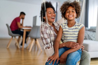 Afrikalı Amerikalı anne ve kızı evde oynuyorlar. Aile tatili ve birliktelik.