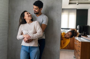 Çok ırklı çift birlikte vakit geçirir, sarılır ve gülümserler. İnsanlar mutluluk kavramını sever