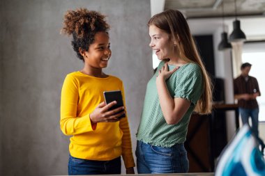 Çoklu etnik çeşitlilikte mutlu çocukların portresi, kız arkadaşının evde konuşup eğlenmesi. Çocuk mutluluğu kavramı