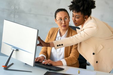 İş projesi ekibi şirket ofisindeki toplantı odasında birlikte çalışıyor.