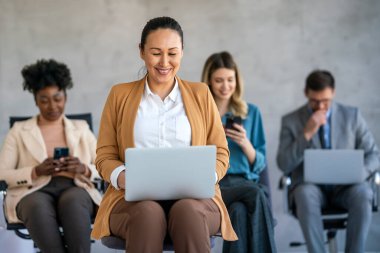 Genç, gülümseyen, mutlu, profesyonel iş kadını lideri, mutlu bayan şirket çalışanı ya da modern ofiste çalışan insan kaynakları müdürü.