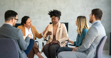 Bir grup iş adamı, finans şirketleri için fikir ve çözümleri tartışmak üzere bir toplantı yapıyorlar. Mutlu iş adamları büyüme ve başarı elde etmek için birlikte çalışıyorlar..