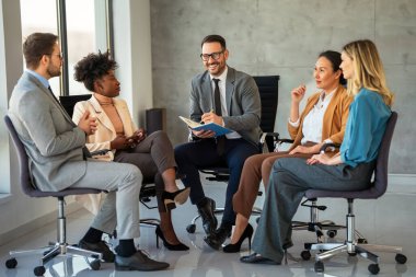 Etkili grup terapisi. Çok ırklı profesyonel insanlar bir araya gelip grup seansı yaparken birbirlerine bakıyorlar.