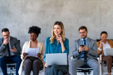 Çeşitli etnik çeşitlilikteki girişimci ve iş adamlarından oluşan başarılı bir grup, kurumsal ofiste hedeflerine ulaşıyor.
