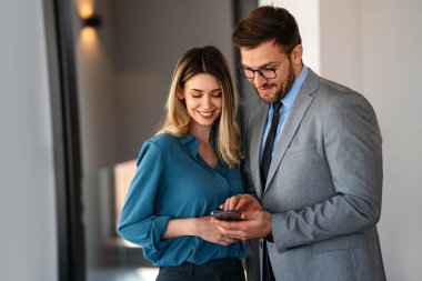 Bir grup iş adamı, finans şirketleri için fikir ve çözümleri tartışmak üzere bir toplantı yapıyorlar. Mutlu iş adamları büyüme ve başarı elde etmek için birlikte çalışıyorlar..