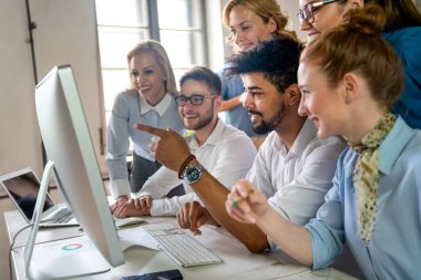 Bir yazılım geliştirme şirketinde çalışan programcılar. Proje üzerinde çalışan iş adamları.