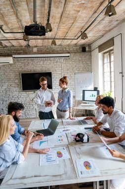 Modern ofis projesinde işbirliği yapan çok ırklı bir grup genç iş adamı. Genç ve başarılı girişimciler takım olarak çalışıyor..